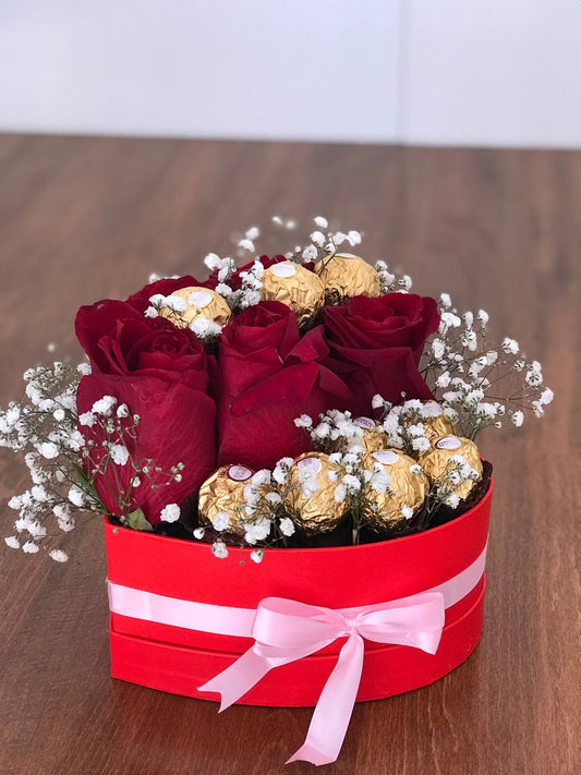 Caja de rosas rojas con chocolates Ferrero Rocher en forma de corazón