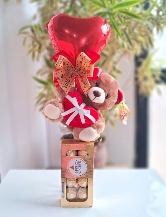 Arreglo romántico con oso de peluche, globo corazón y chocolates